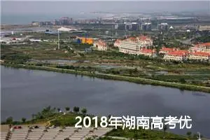 2018年湖南高考优秀作文范文：走过路口_作文750字_高考材料作文